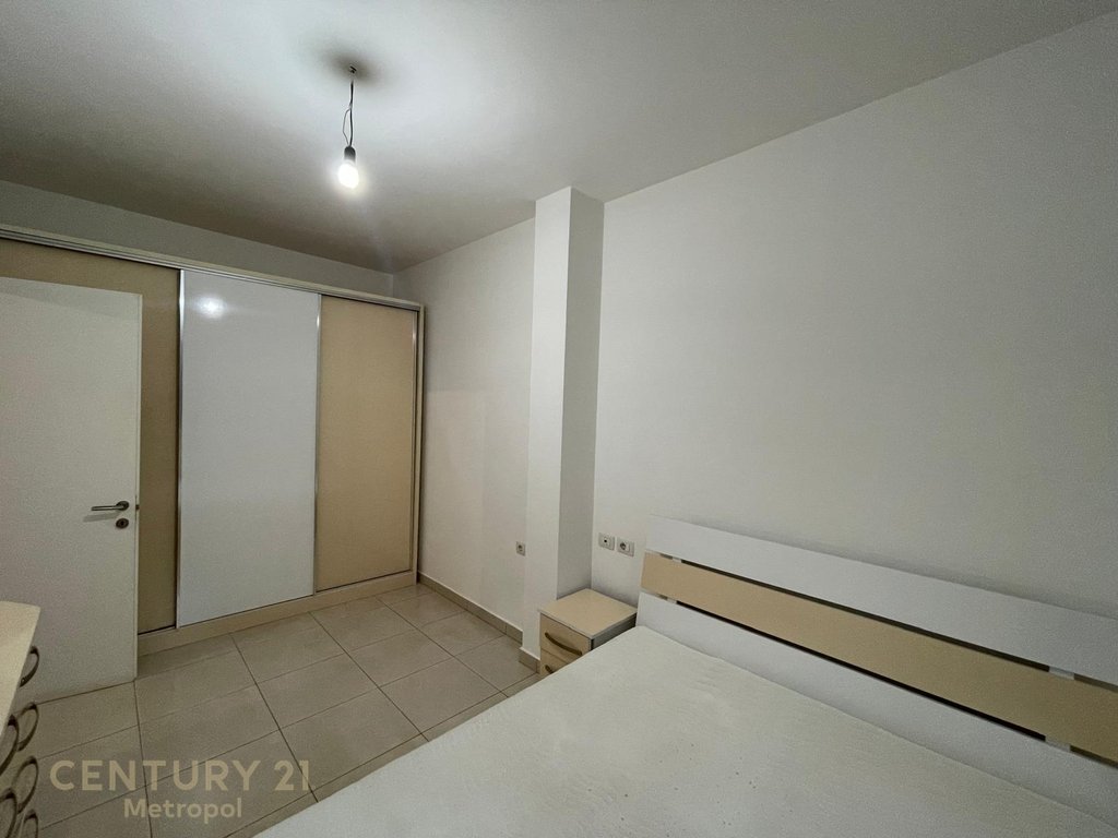 Jepet me qira apartament 1+1 + parkim, pranë Spitalit Ushtarak