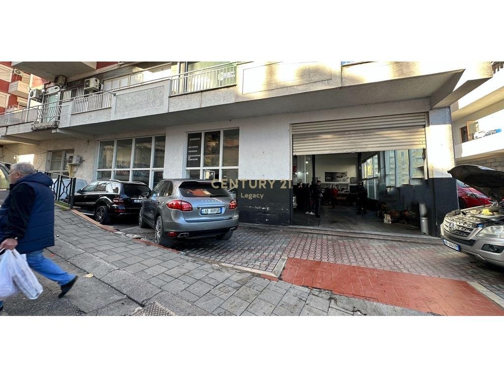 Jepet me Qira  Ambient Komercial – Kati 0, buzë rrugës kryesore Selite