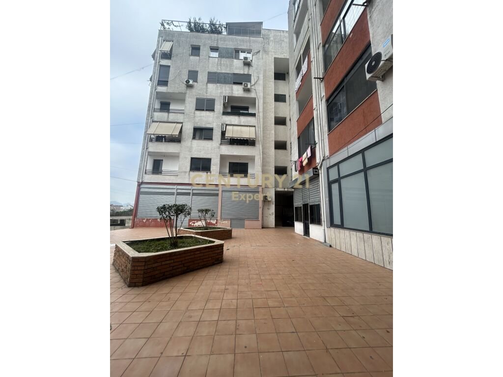 JEPET ME QIRA AMBIENT KOMERCIAL NE ZONEN E TRESHIT,MEZEZ !
