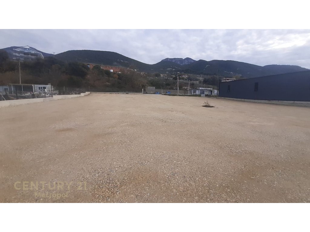 Jepet me qira tokë 2,290 m² pranë Fondacionit Fundjave Ndryshe.