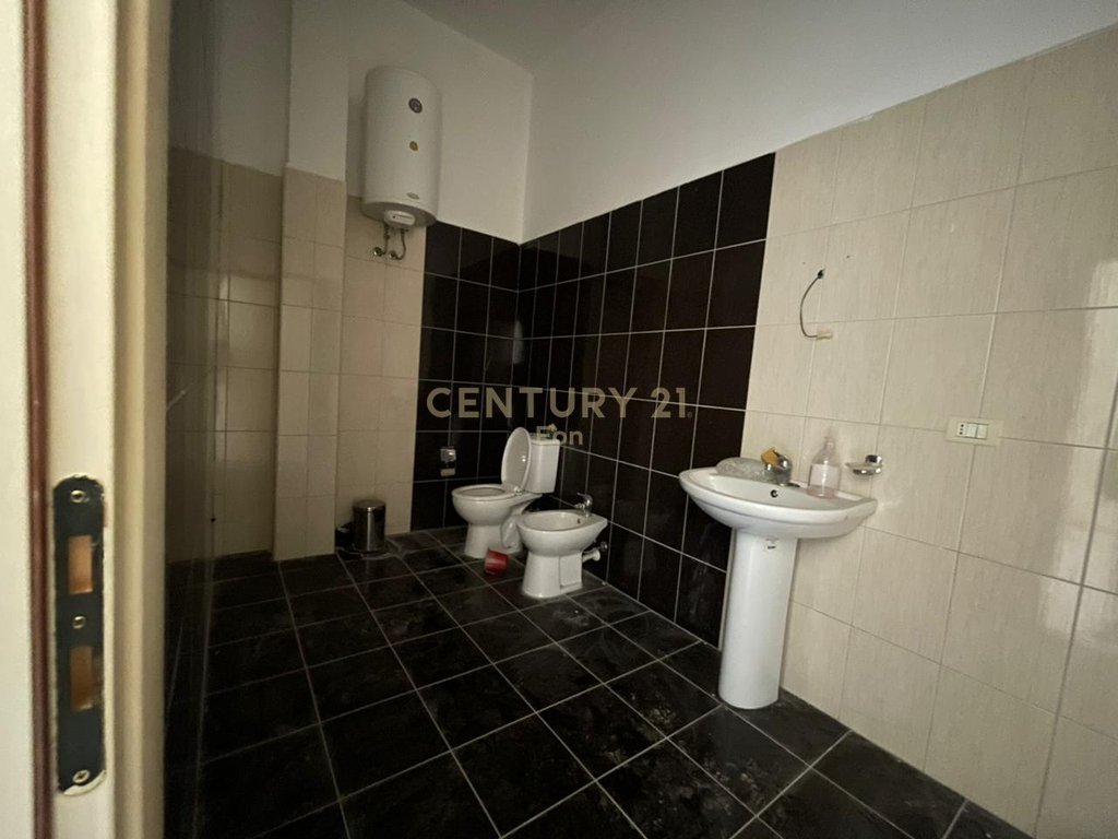 Dyqan Për Shitje në Lagja nr.17, Durrës - 120000€ | 100 m²