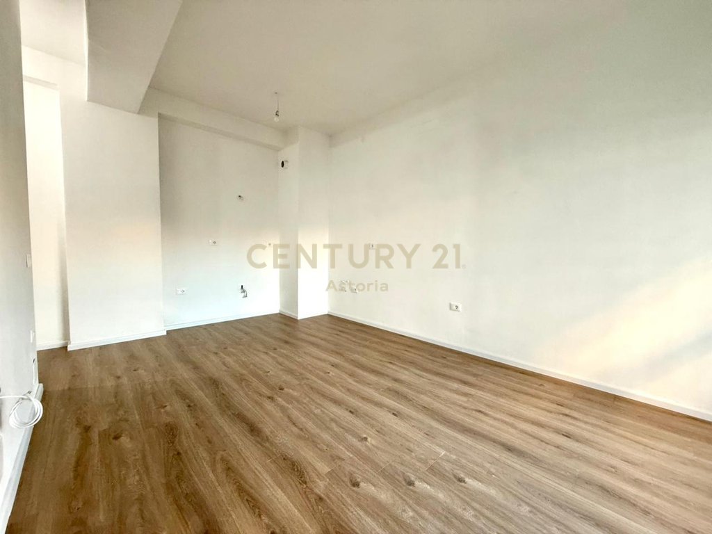 JEPET ME QIRA AMBIENT KOMERCIAL + POST PARKIMI TE REZIDENCA KADIU