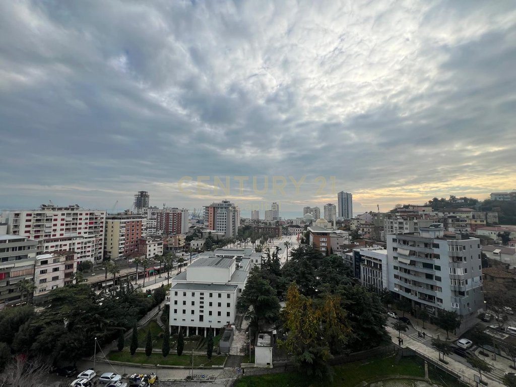 Apartament 120m2 dhe 300m2 verandë!