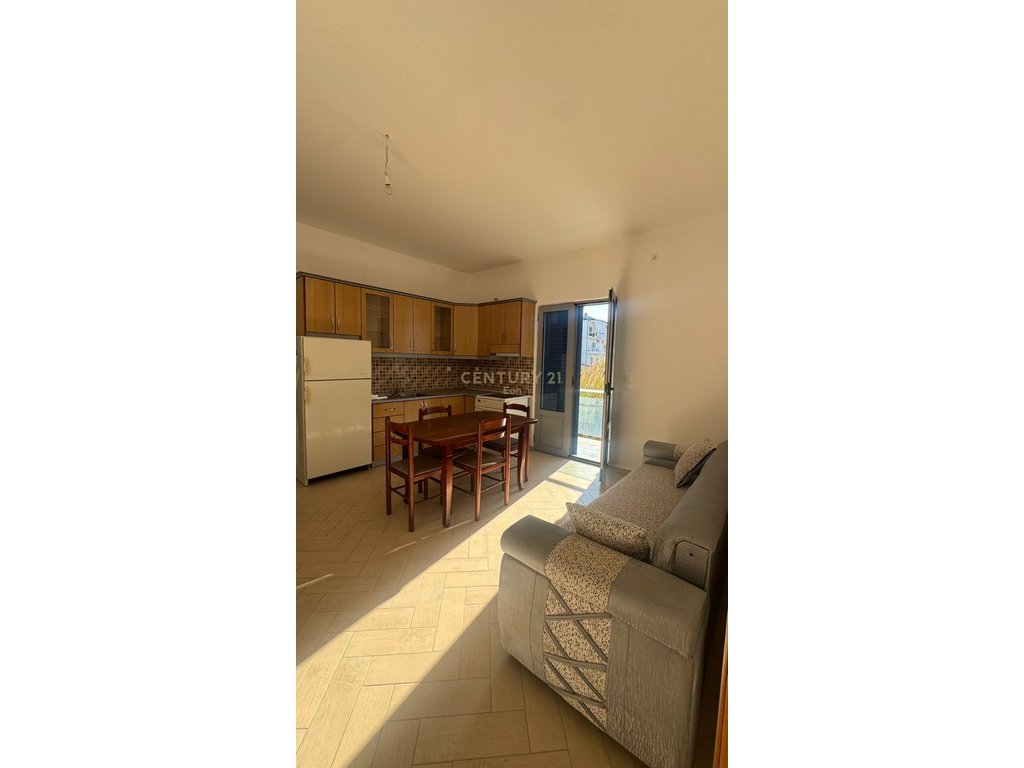 JEPET ME QERA NJE APARTAMENT 1+1 KAT I DYTE I NJE VILE, GOLEM !