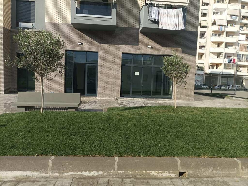 ASTIR, AMBIENT KOMERCIAL NË SHITJE !