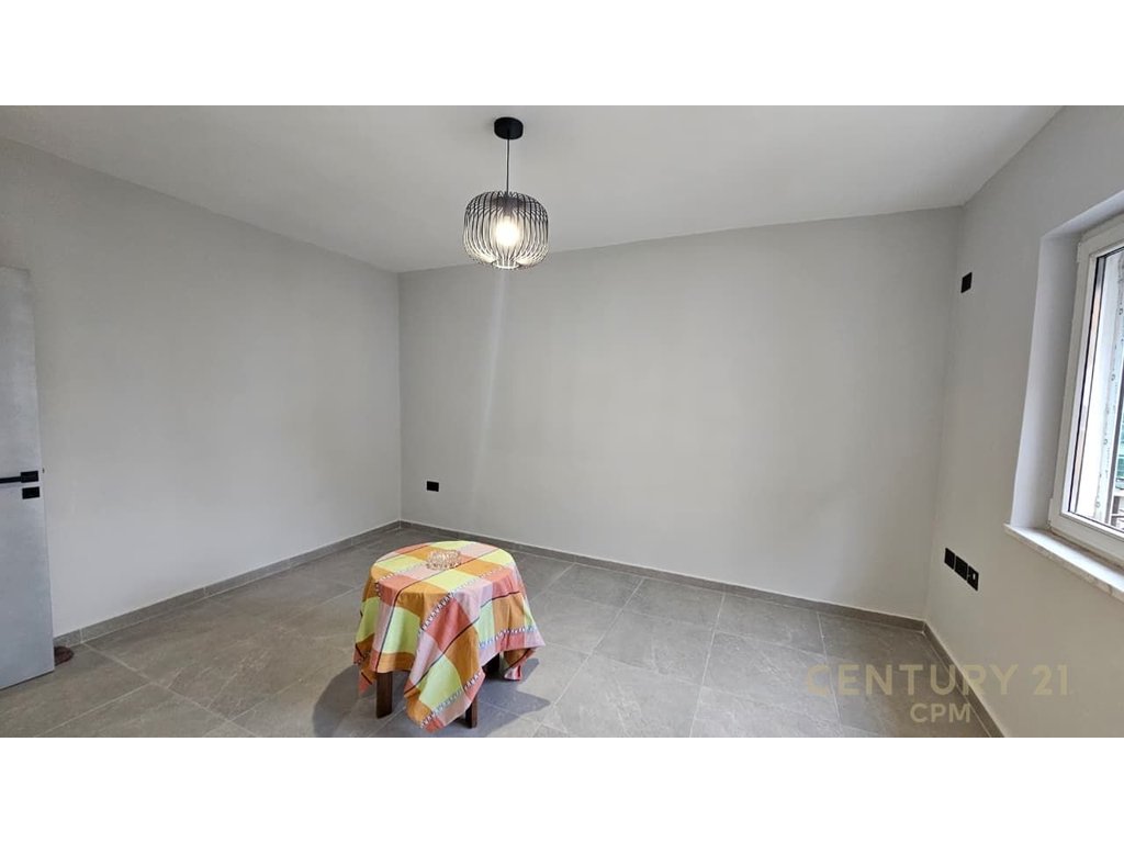 Jepet me qira apartament 3+1 tek Pazarit të Ri, shumë pranë qendrës së Tiranës.