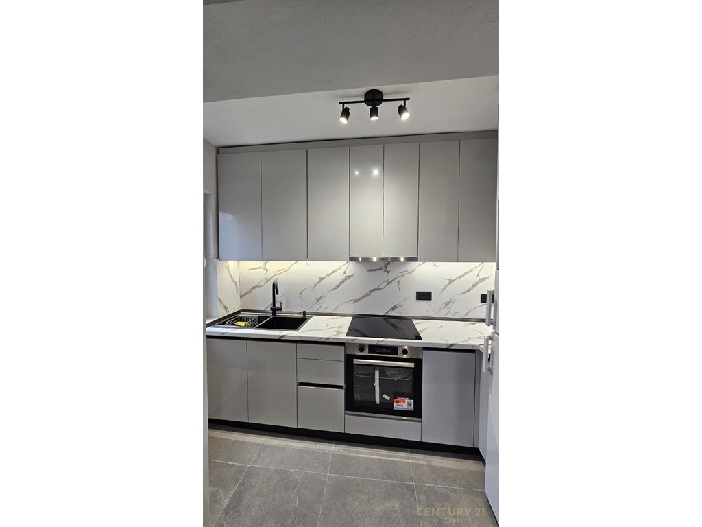 Jepet me qira apartament 3+1 tek Pazarit të Ri, shumë pranë qendrës së Tiranës.
