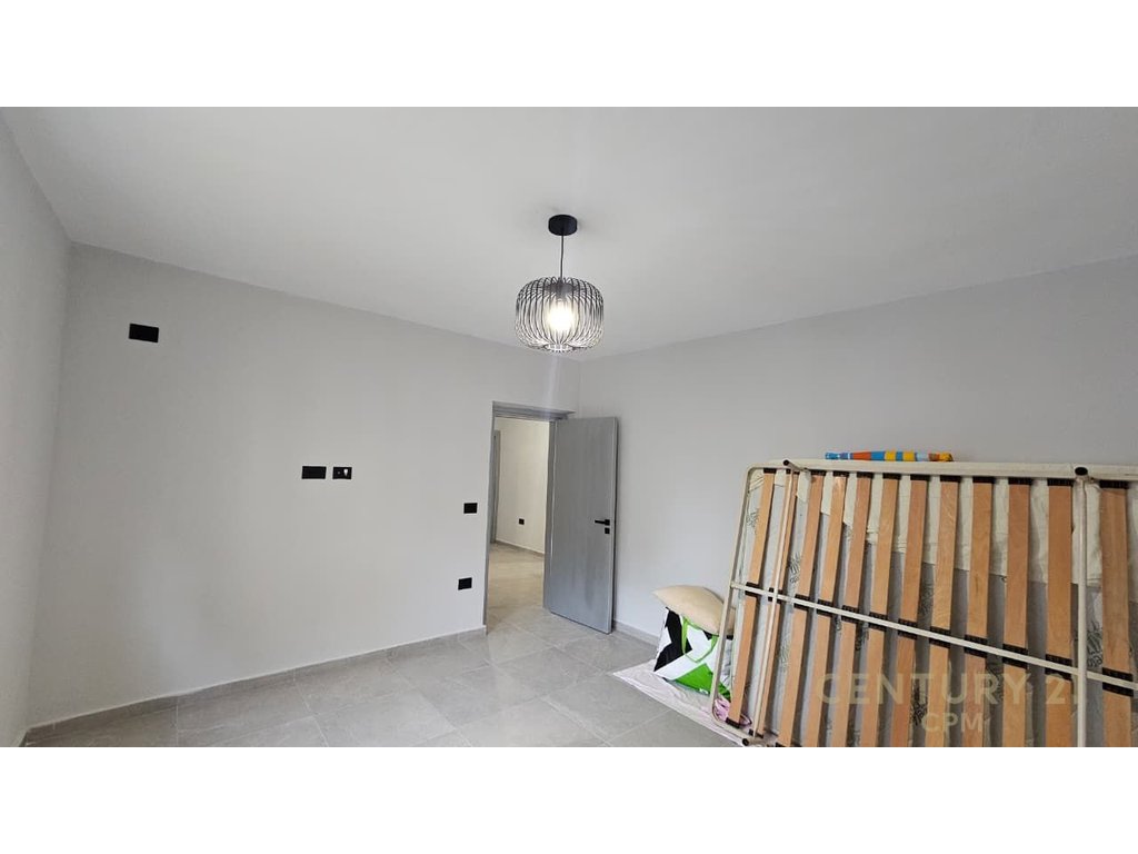 Jepet me qira apartament 3+1 tek Pazarit të Ri, shumë pranë qendrës së Tiranës.