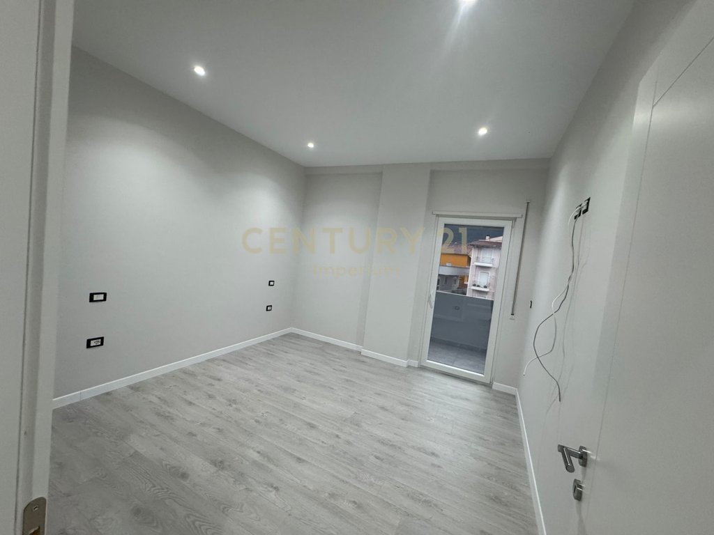 Jepet me qira Apartament 2+1 me Verandë  – Kodra e Priftit