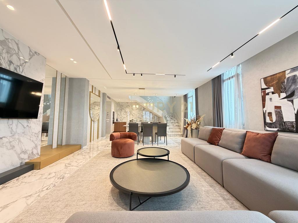 Duplex luksoz 221 m²  + parkim te mbyllur te "Square 21", Tiranë