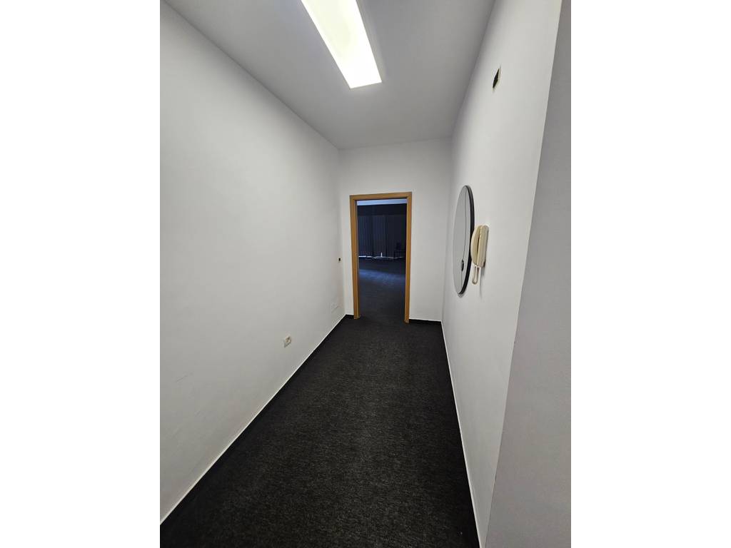 Ambjent per zyra me qira, Rruga Brigada VIII, "Bllok" - 130 m2