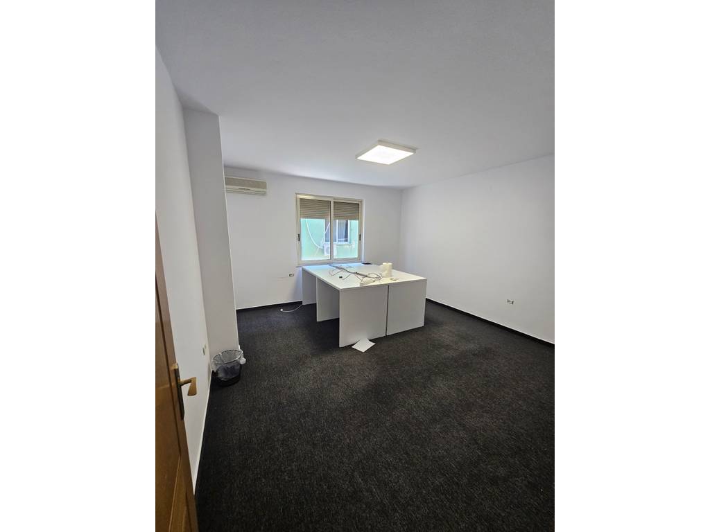 Ambjent per zyra me qira, Rruga Brigada VIII, "Bllok" - 130 m2