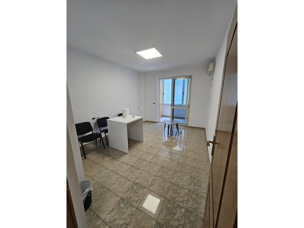 Ambjent per zyra me qira, Rruga Brigada VIII, "Bllok" - 130 m2