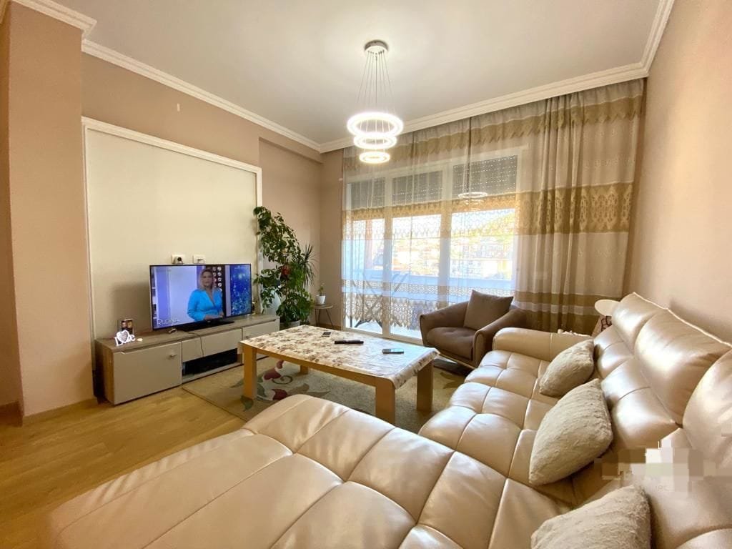 Shitet Apartament 2+1 + Post Parkimi në Kombinat, Tiranë! (Kliko Videon)