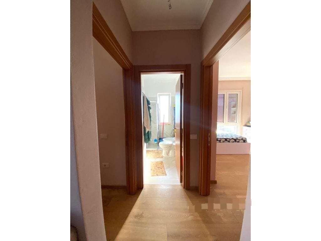 Shitet Apartament 2+1 + Post Parkimi në Kombinat, Tiranë! (Kliko Videon)