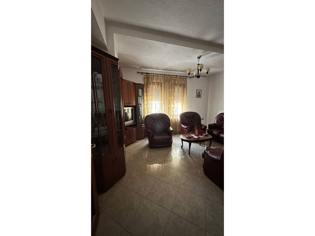 APARTAMENT ME QIRA 90 M² – PAMJE NGA LIQENI DHE STADIUMI