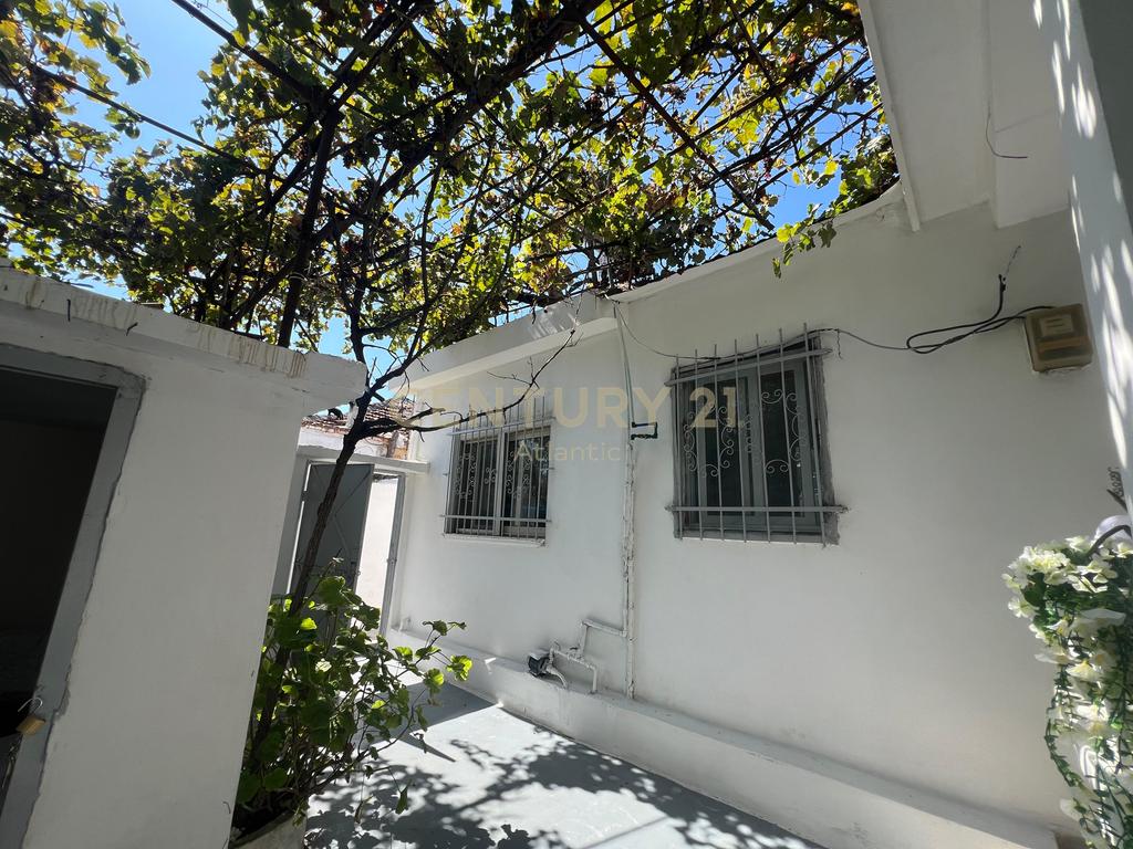 SHITET APARTAMENT ME OBORR PRANE SHKOLLES DEMOKRACIA NE DURRES !