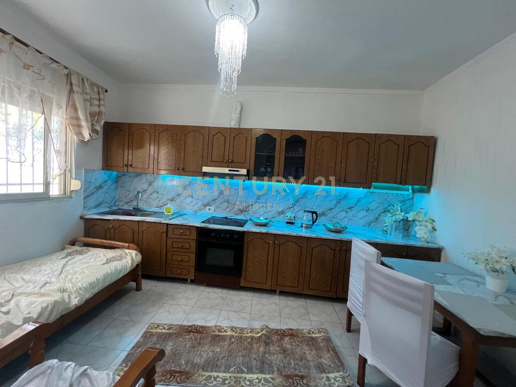 SHITET APARTAMENT ME OBORR PRANE SHKOLLES DEMOKRACIA NE DURRES !