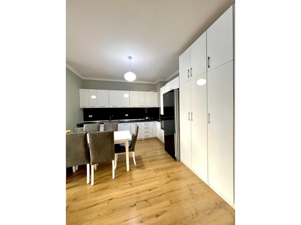 Komuna e Parisit, Shitet Apartament 2+1+2