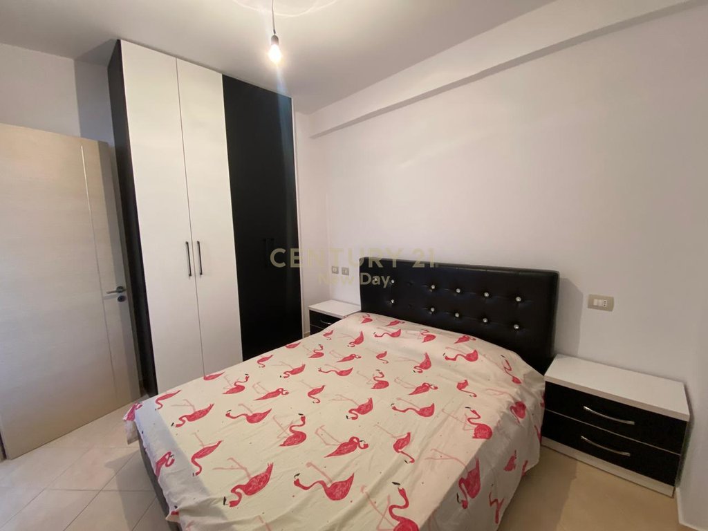 Jepet apartament 2+1 me qira tek Shkembi i Kavajes!