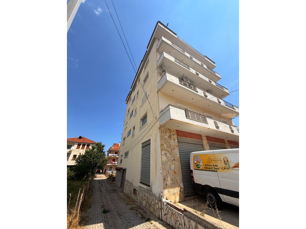 INVESTIM I SIGURT – APARTAMENT NË SHITJE ME PAMJE NGA RRUGA KRYESORE E VOLOREKËS!!!