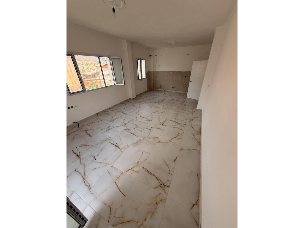 INVESTIM I SIGURT – APARTAMENT NË SHITJE ME PAMJE NGA RRUGA KRYESORE E VOLOREKËS!!!