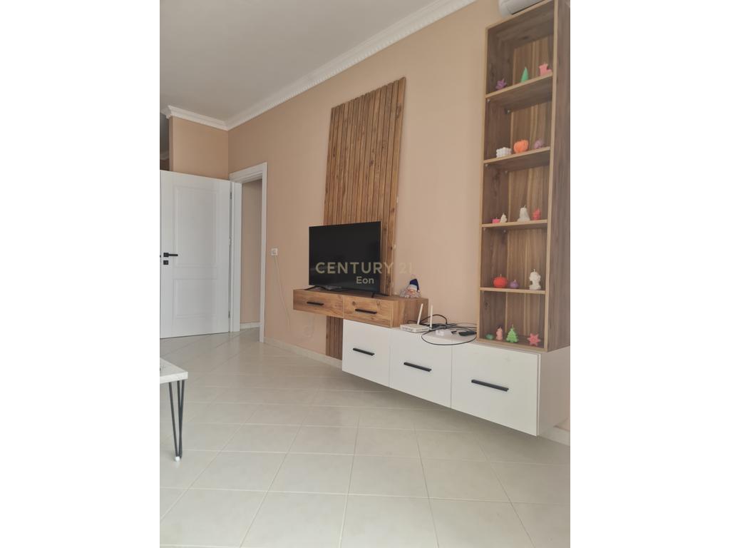 Shitet apartament 1+1 30m larg detit dhe Garazh në Qerret !