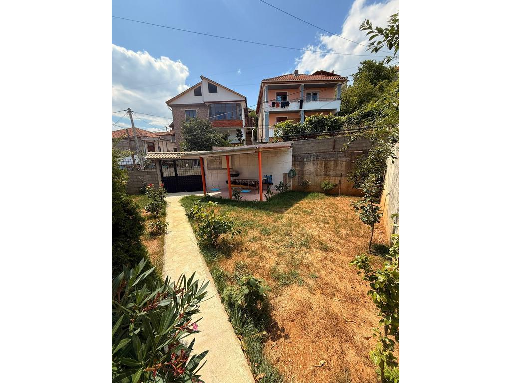 VILË 3-KATËSHE NË SHITJE NË POGRADEC – RRUGA MIQËSIA, ME PAMJE NGA LIQENI DHE TARACË PANORAMIKE