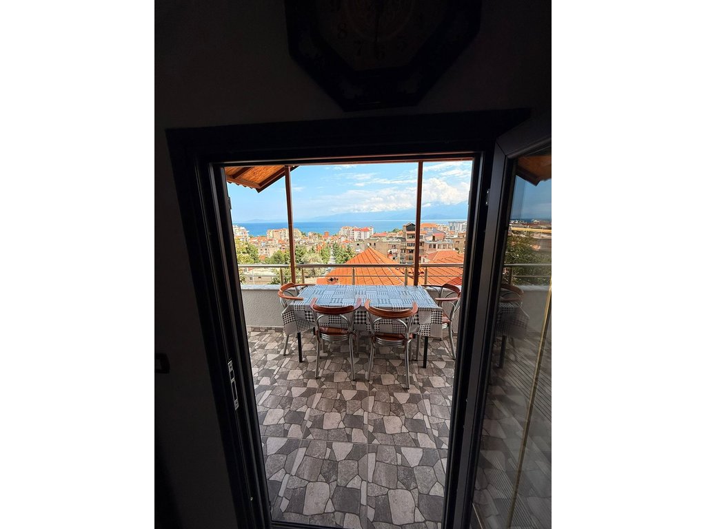 VILË 3-KATËSHE NË SHITJE NË POGRADEC – RRUGA MIQËSIA, ME PAMJE NGA LIQENI DHE TARACË PANORAMIKE