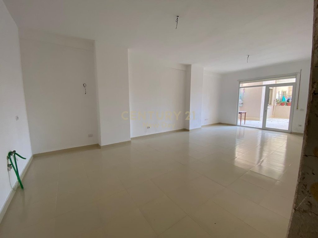 SHITET APARTAMENT 2+1+2T PRANE ISH-URT!