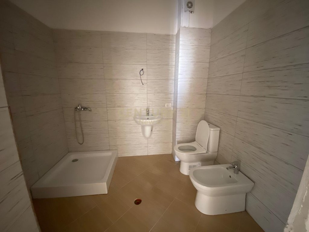 SHITET APARTAMENT 2+1+2T PRANE ISH-URT!