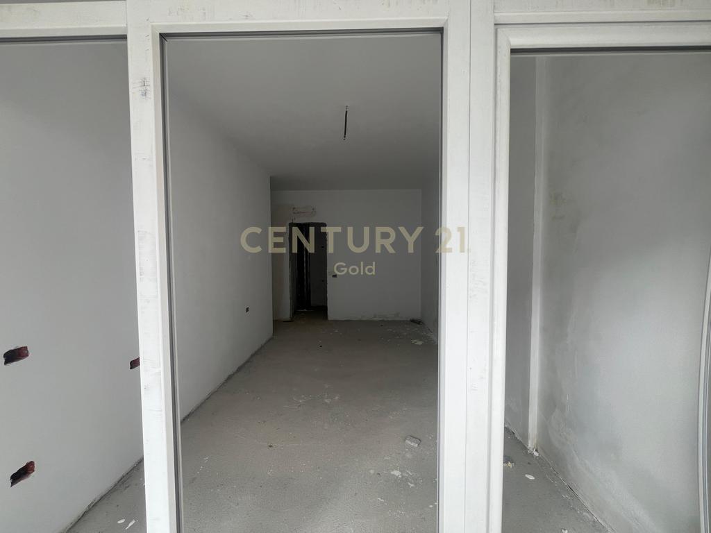 SHESIM APARTAMENT 2+1+2 TEK KOMUNA E PARISIT KOMPLEKSI KIKA!!