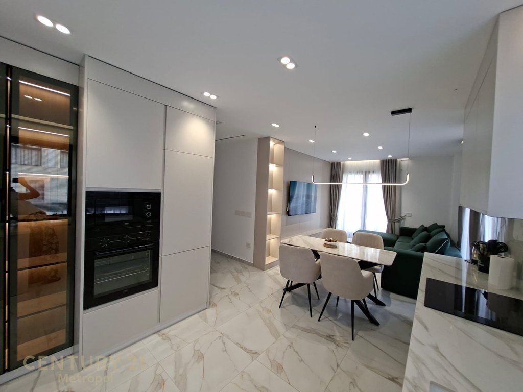 Apartament 3+2+ garazhd me Qira në Astir, Tiranë -