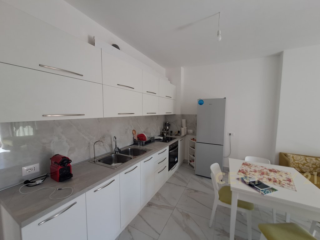 Shitet  Apartament 1+1 ne Pallat te ri te 2025 ne Golem !!!