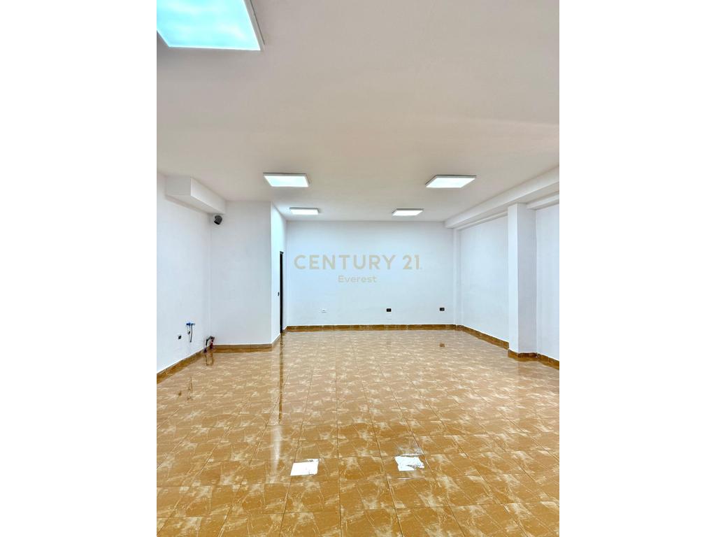 KOPSHTI BOTANIK, KOMERCIAL PER QIRA