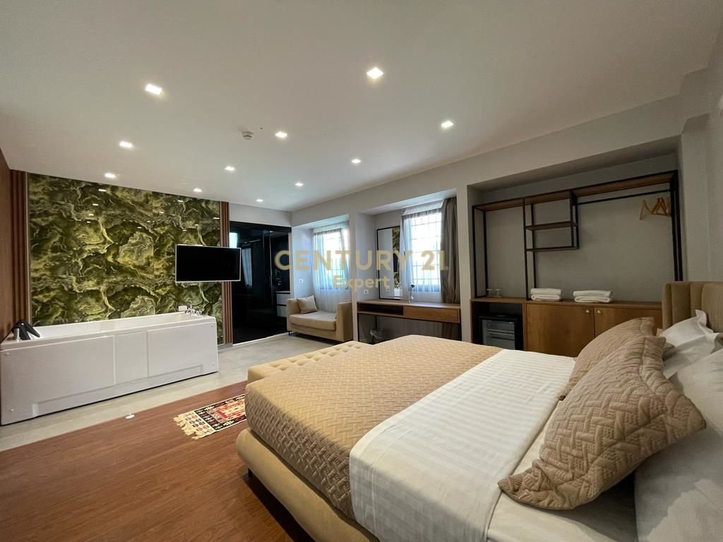 HOTEL I RI PËR SHITJE PRANË UNAZËS SË VOGËL.