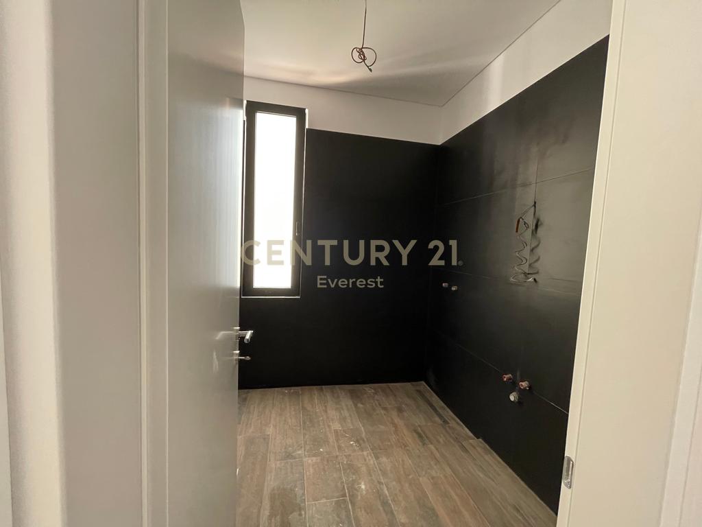 SARANDE, SHESIM APARTAMENT 2+1+2 ME PAMJE NGA DETI PRANE VILES QEVERITARE