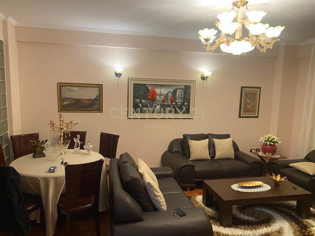 Shitet apartament 2+1 te bulevardi kryesor Durres