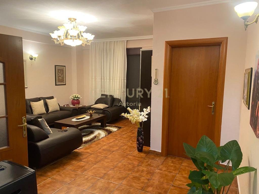 Shitet apartament 2+1 te bulevardi kryesor Durres