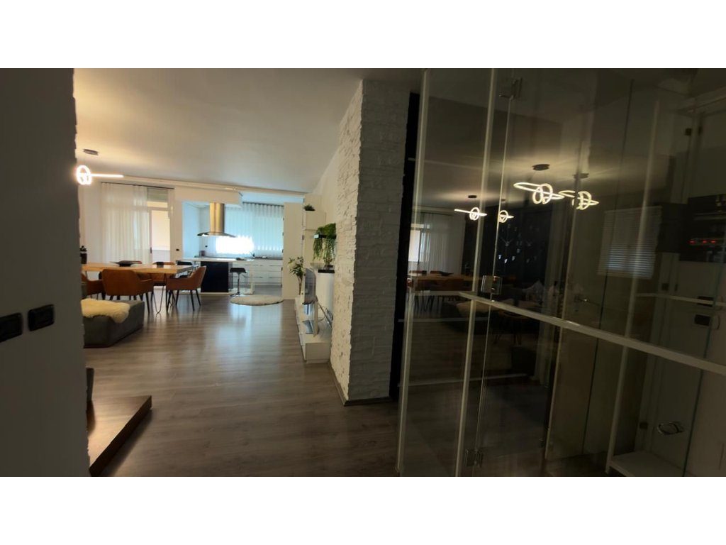 Apartament 2+1 Me Qira në Komunën e Parisit, Tiranë - 950€ | 111 m²