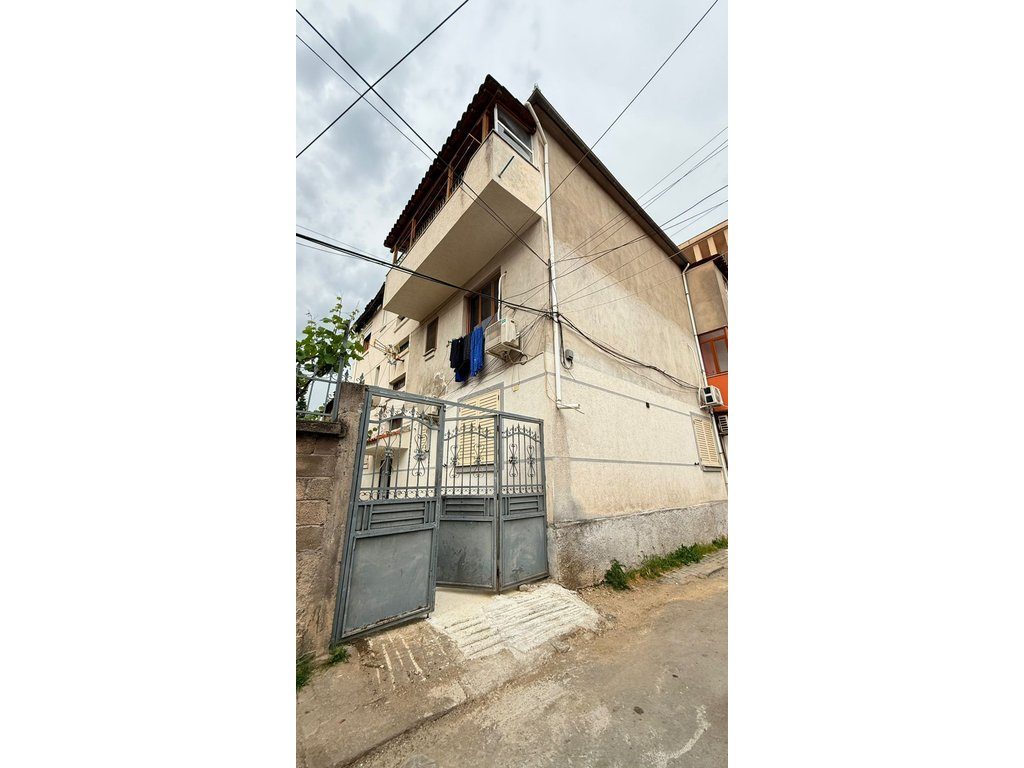 APARTAMENT 2+1 NË SHITJE NË KORÇË – PRANË QENDRËS, MUNDËSI E SHKËLQYER INVESTIMI OSE BANIM !!!