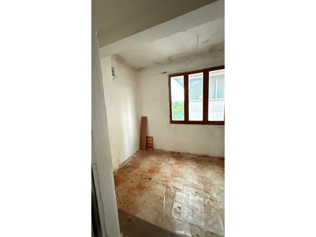 APARTAMENT 2+1 NË SHITJE NË KORÇË – PRANË QENDRËS, MUNDËSI E SHKËLQYER INVESTIMI OSE BANIM !!!