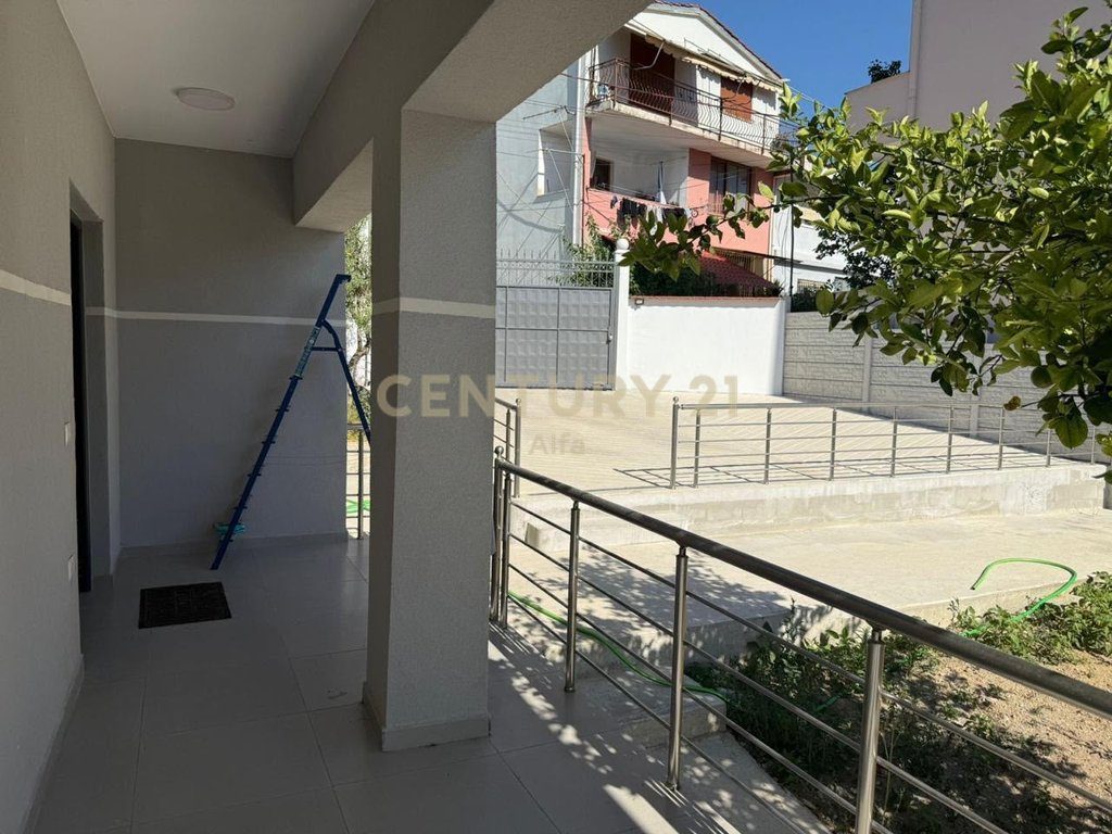 Jepet me qira shtëpi private 3+1+2 në Sauk të Ri!!