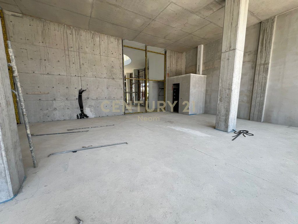 Ambient komercial me qera në një nga zonat më strategjike të qytetit, kompleksi Park Avenue Complex. - Century 21 Albani...