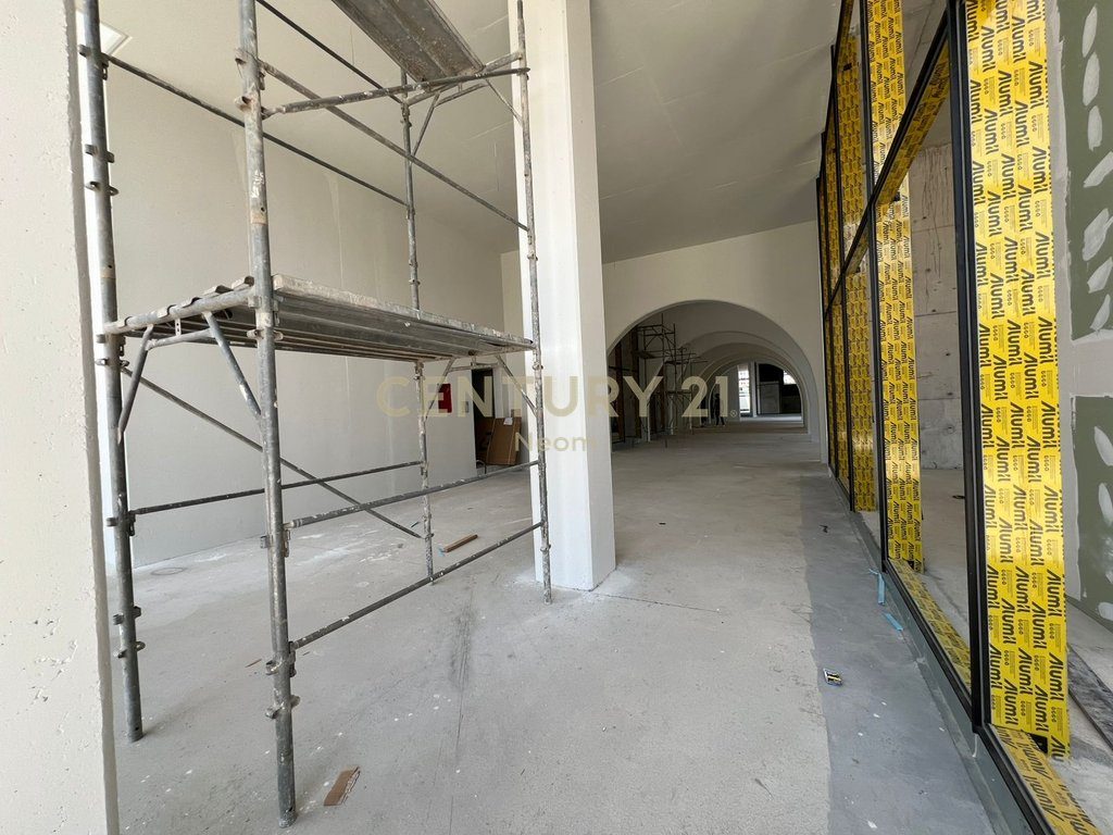Ambient komercial me qera në një nga zonat më strategjike të qytetit, kompleksi Park Avenue Complex. - Century 21 Albani...