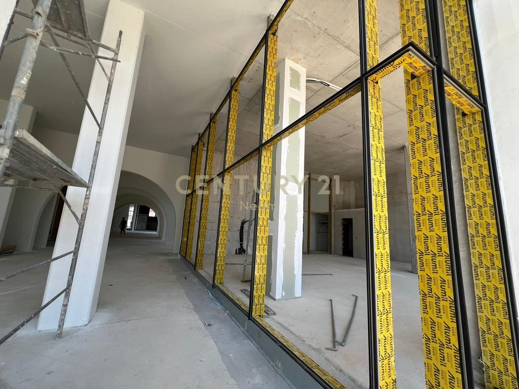 Ambient komercial me qera në një nga zonat më strategjike të qytetit, kompleksi Park Avenue Complex. - Century 21 Albani...