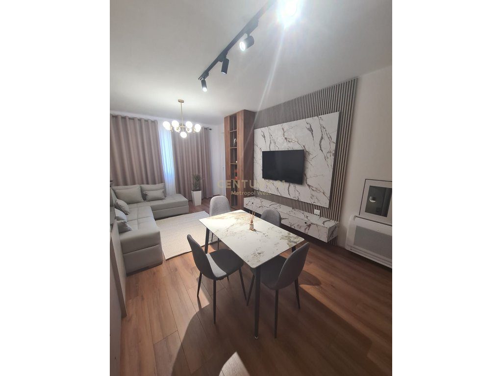 Pranë Ambasadës Amerikane, apartament 1+1 me qira