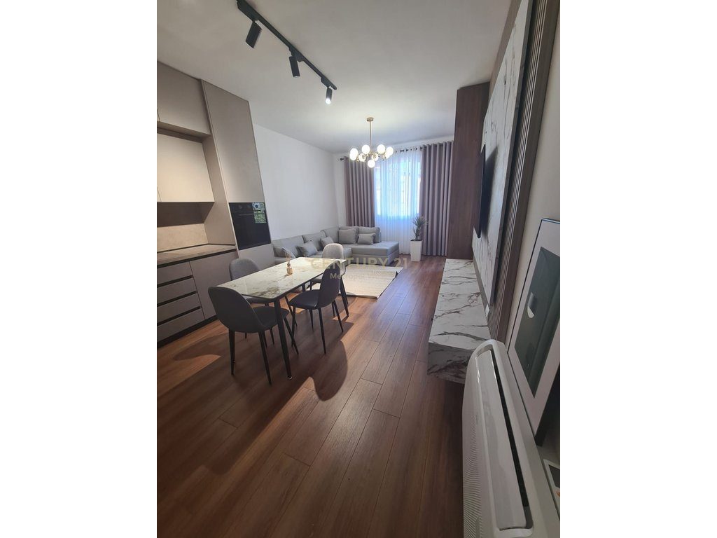 Pranë Ambasadës Amerikane, apartament 1+1 me qira