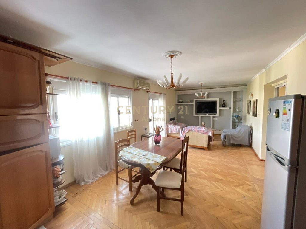 SHITET APARTAMENT 2+1 TE RRUGA E RE PALLAT EKZISTUES ME FASAD TE RESTAURUAR