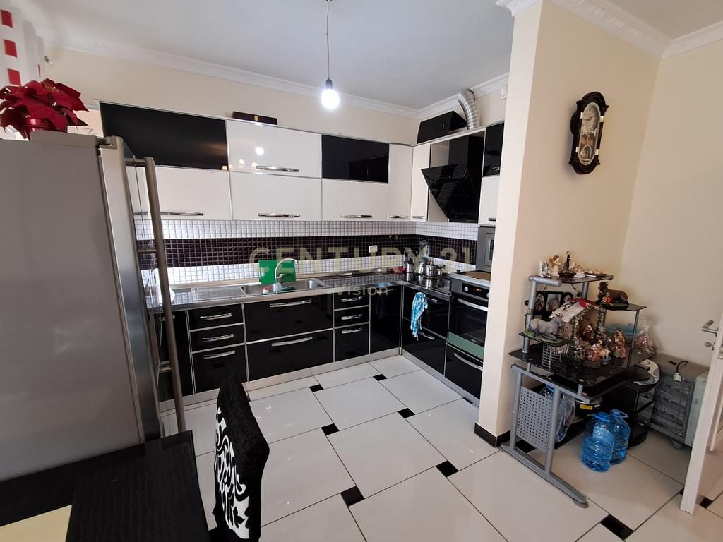 Apartament 2+1+2 me qira afer Kryqezimit te ish deges, Shkodër | 100 m²